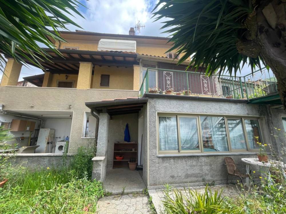 casa indipendente in vendita a Pietrasanta in zona Capezzano Monte