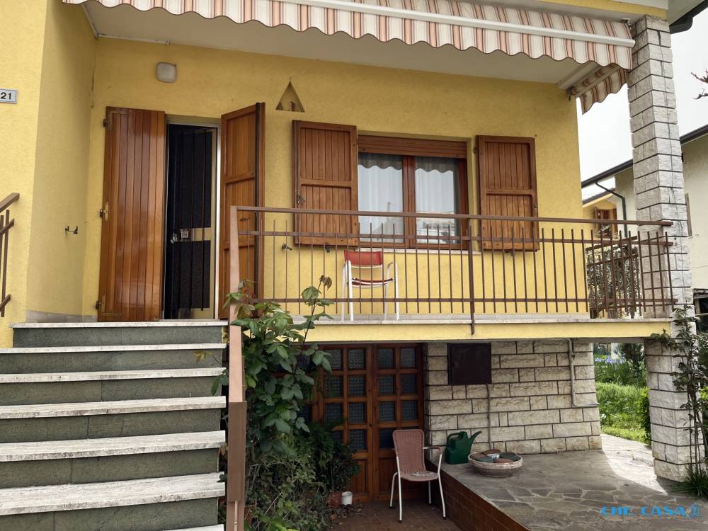 casa indipendente in vendita a Riccione in zona Alba
