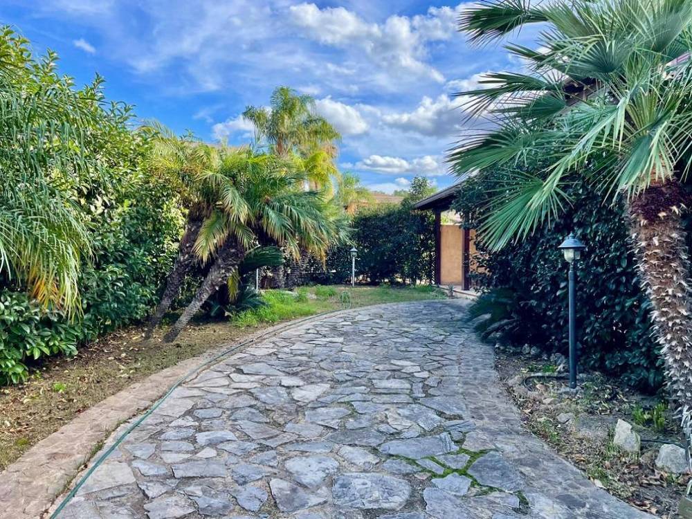 casa indipendente in vendita a Campofelice di Roccella