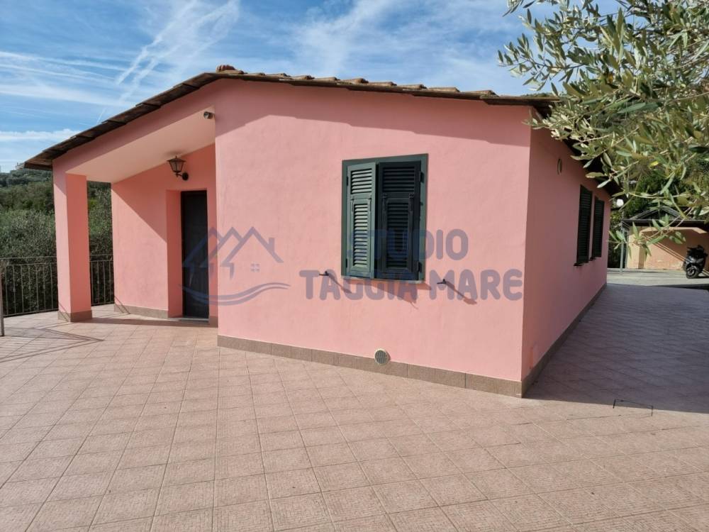 casa indipendente in vendita ad Imperia in zona Oneglia