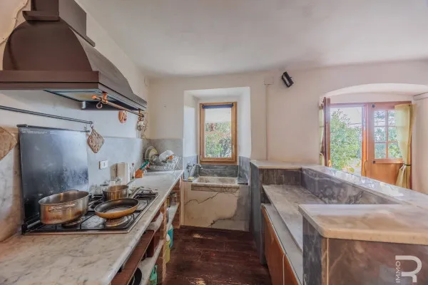 casa indipendente in vendita a Carrara in zona Fossola