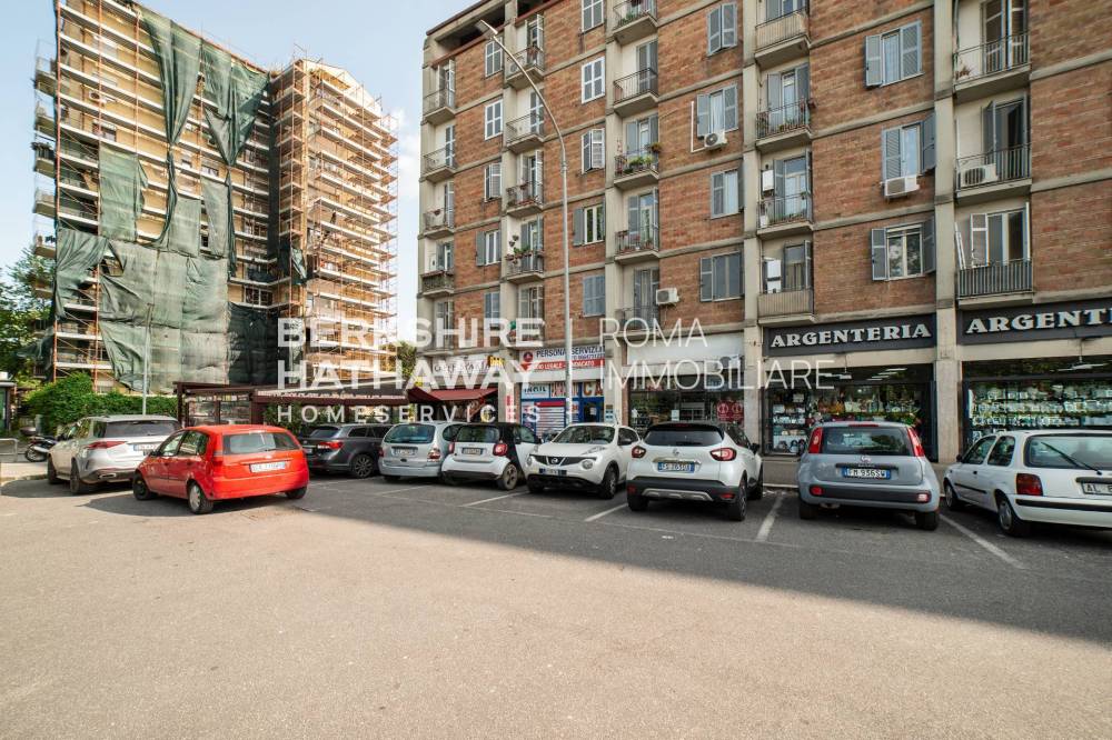 locale commerciale in vendita a Roma in zona Appio Claudio