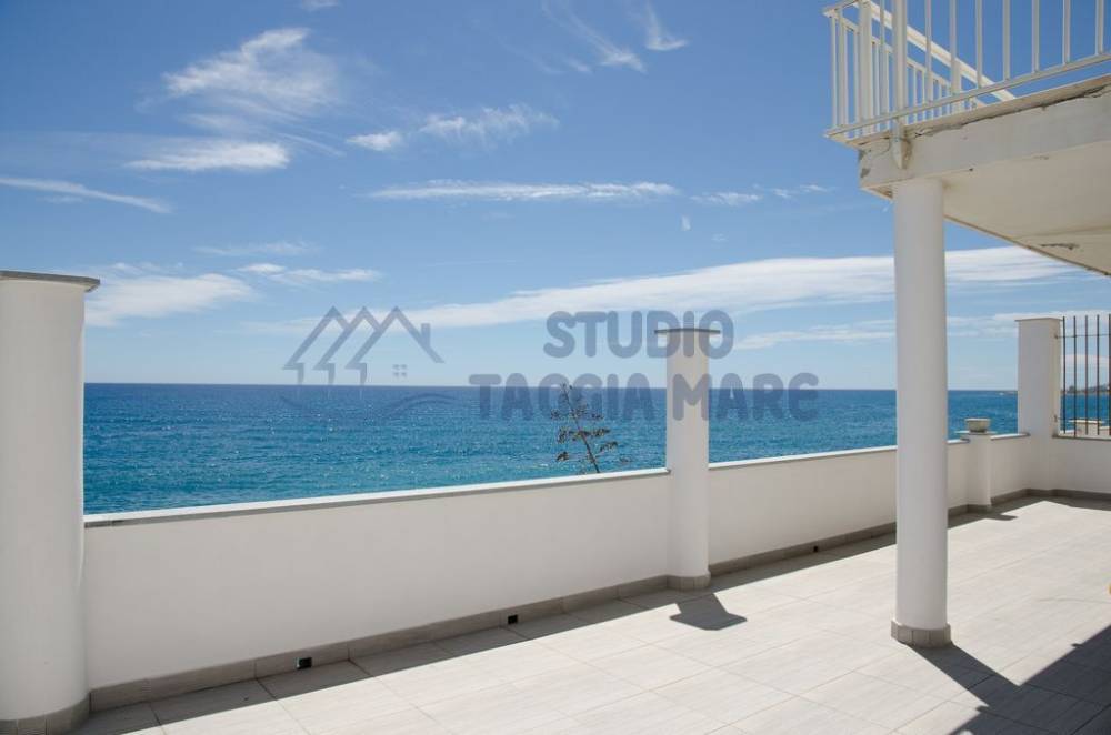 appartamento in vendita a Cipressa in zona Piani di Cipressa