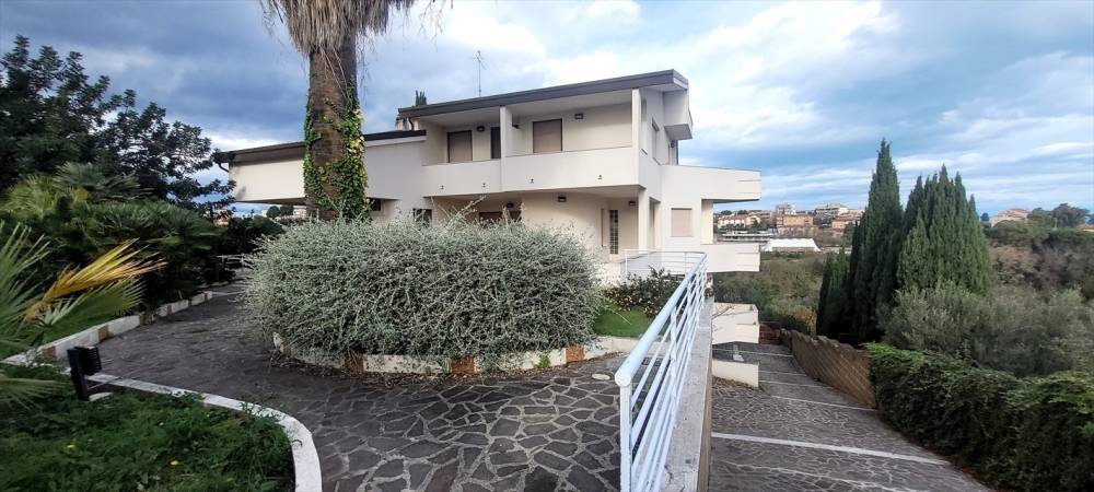 casa indipendente in vendita ad Ortona in zona Ciampino