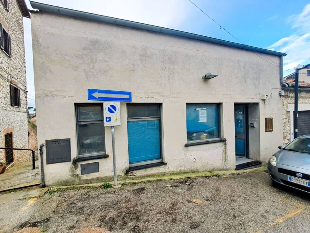 locale commerciale in vendita ad Amelia