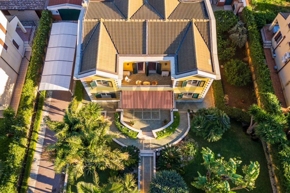 casa indipendente in vendita a Carini in zona Piraineto