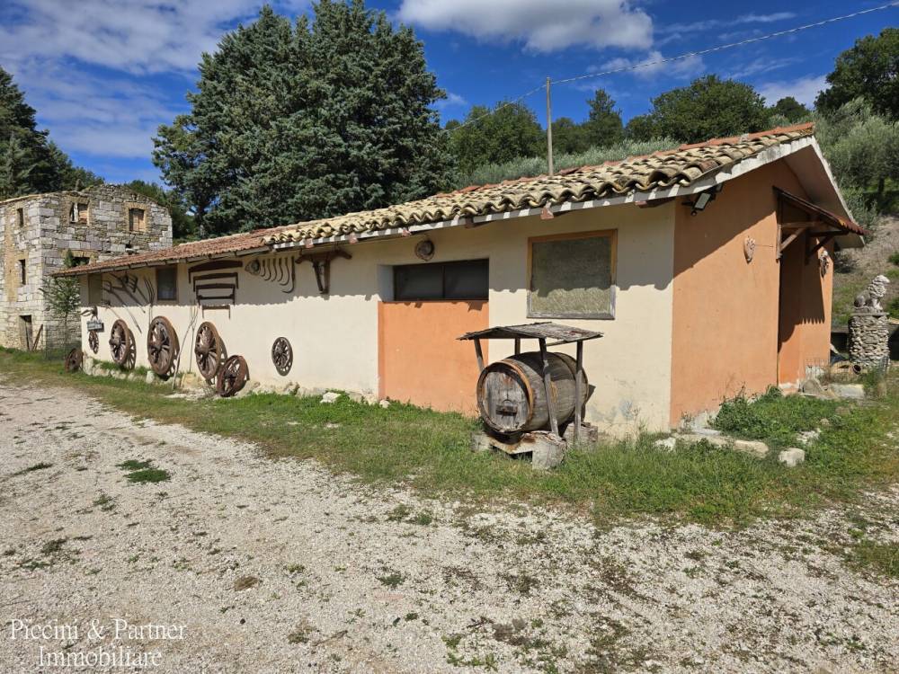 casa indipendente in vendita ad Assisi in zona Paradiso
