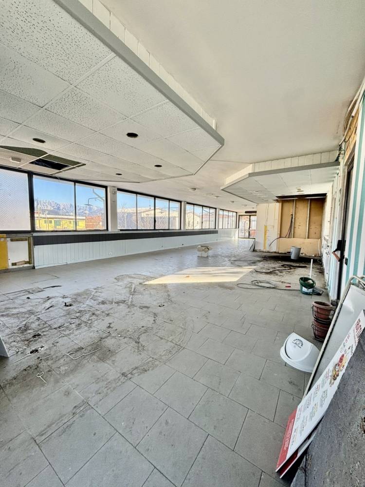 negozio in vendita ad Ameglia in zona Fiumaretta